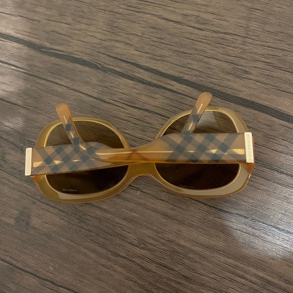 Oversized Burberry Sunglasses - Picture 6 of 7